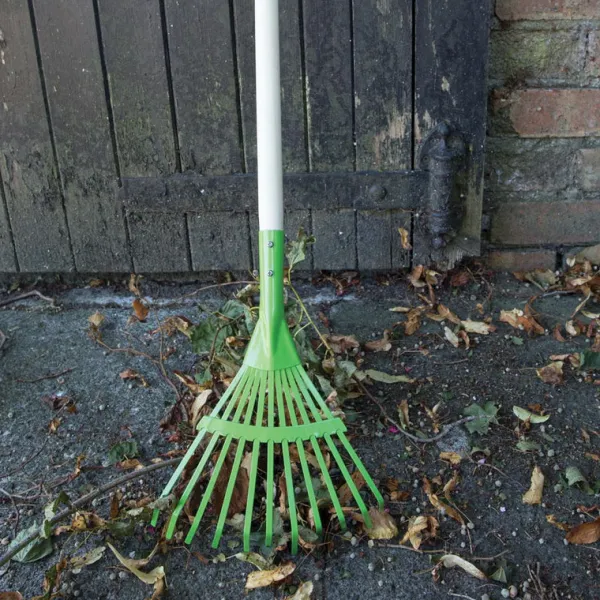 Bigjigs Toys Long Handled Leaf Rake
